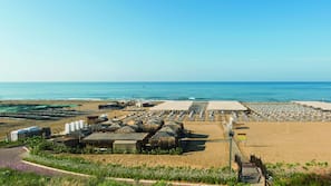 Spiaggia privata, lettini da mare, ombrelloni, teli da spiaggia