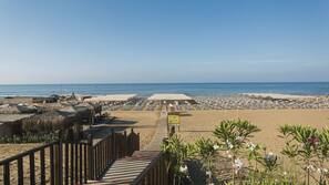 Spiaggia privata, lettini da mare, ombrelloni, teli da spiaggia