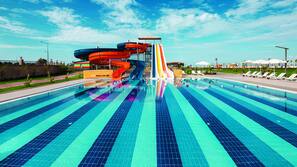 Piscina coperta, piscina stagionale all'aperto, ombrelloni da piscina