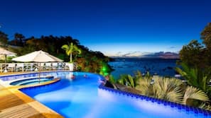 Piscina externa, guarda-sóis, espreguiçadeiras