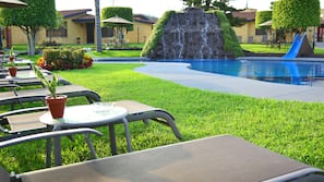 Una piscina al aire libre