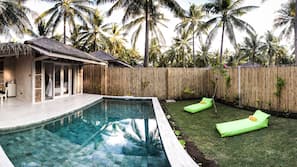 10 outdoor pools