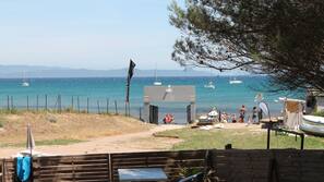 Plage, chaises longues, parasols, beach-volley