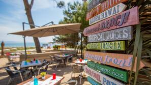 Plage, chaises longues, parasols, beach-volley