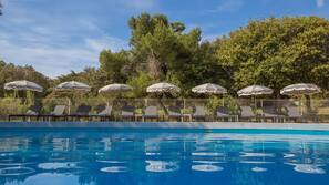 Piscine extérieure, parasols de plage, chaises longues