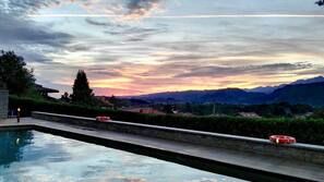 Una piscina al aire libre de temporada