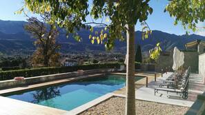 Una piscina al aire libre de temporada