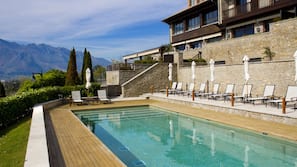 Una piscina al aire libre de temporada