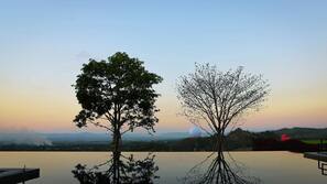 สระว่ายน้ำกลางแจ้ง