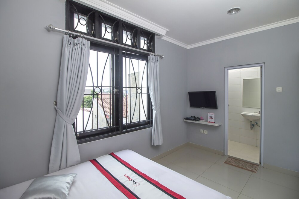 Reddoorz Plus At Radio Dalam 2 Reviews Photos Rates - 