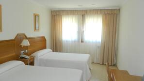 Escritorio, cortinas opacas, wifi gratis y acceso en silla de ruedas