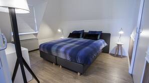 Een kluis op de kamer, een bureau, een strijkplank/strijkijzer