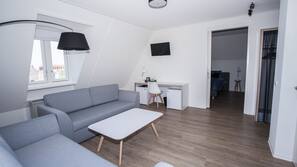 Een kluis op de kamer, een bureau, een strijkplank/strijkijzer