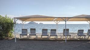 Privatstrand in der Nähe, Liegestühle, Sonnenschirme