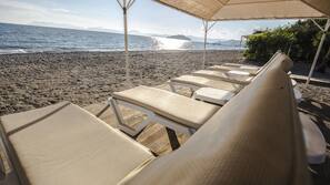 Privatstrand in der Nähe, Liegestühle, Sonnenschirme