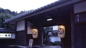 住宿正面 - 夜景