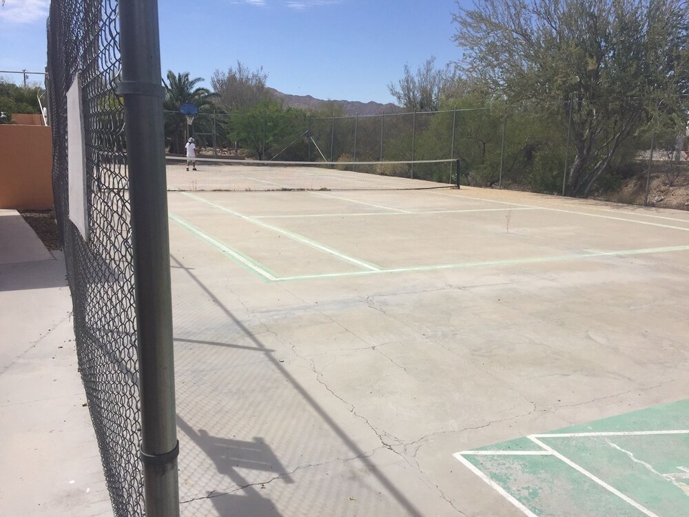 Tennis court, La Siesta Motel & RV Resort