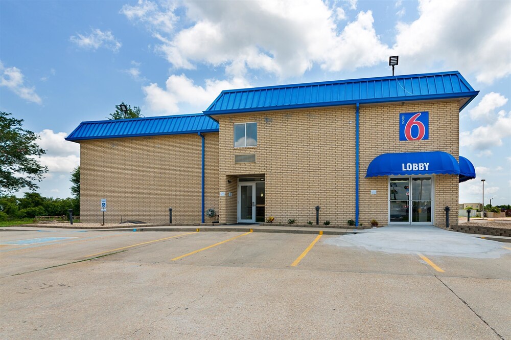 Front of property, Motel 6 New Iberia, LA