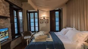 Premium bedding, iron/ironing board, free WiFi