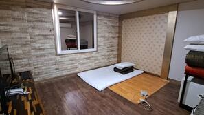 高級寢具、設計自成一格、書桌、手提電腦工作空間