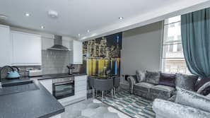 Full-sized fridge, microwave, oven, hob