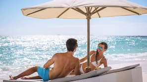Plage privée, sable blanc, chaises longues, parasols
