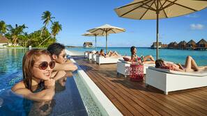 Piscine extérieure, parasols de plage