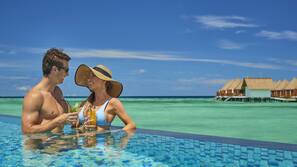 Piscine extérieure, parasols de plage