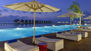 Piscine extérieure, parasols de plage