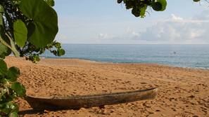 Plage, chaises longues, serviettes de plage