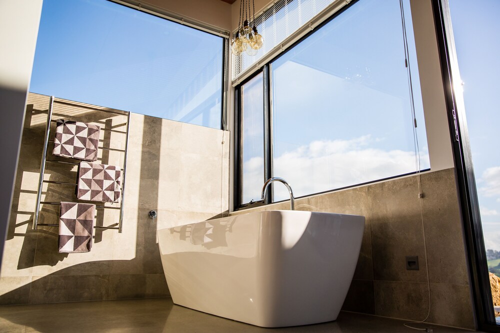 Deep soaking bathtub, Vivere Retreat