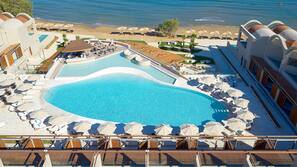 2 piscine all'aperto, ombrelloni da piscina, lettini