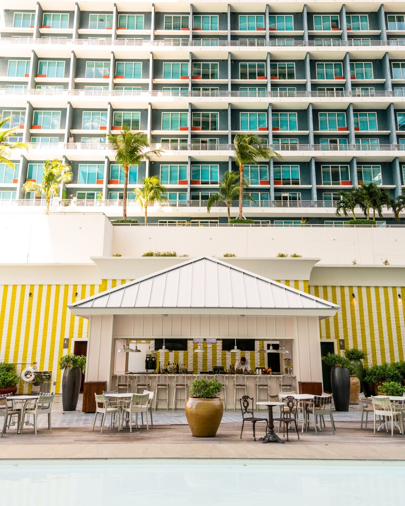 Poolside bar, SLS Brickell