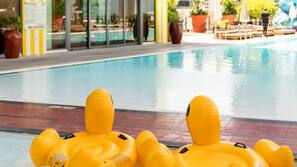 2 piscine all'aperto, cabanas (a pagamento), ombrelloni da piscina