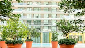 2 piscine all'aperto, cabanas (a pagamento), ombrelloni da piscina
