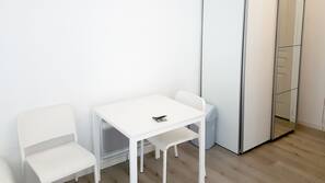 Grand réfrigérateur, micro-ondes, fourneau de cuisine