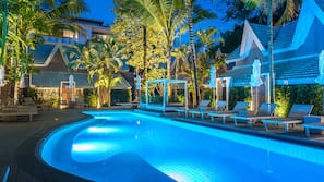 2 outdoor pools