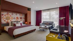 Minibar, coffre-forts dans les chambres, bureau