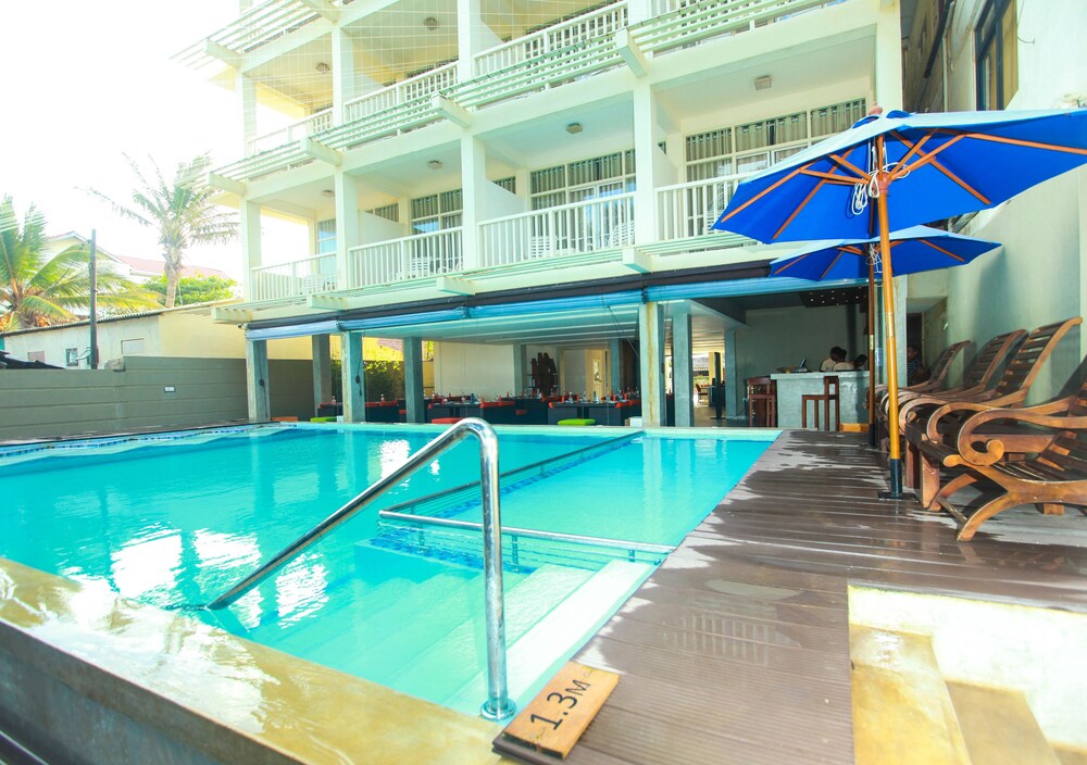 Outdoor pool, Beacon Beach Hotel