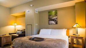 Desk, iron/ironing board, free WiFi, linens