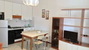 Full-sized fridge, oven, dishwasher, cookware/dishes/utensils