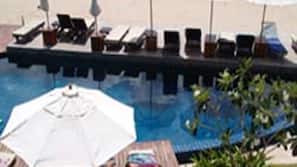 Una piscina al aire libre, tumbonas