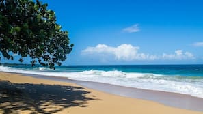 Plage, sable blanc, chaises longues, serviettes de plage