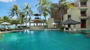 2 outdoor pools