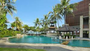 2 outdoor pools