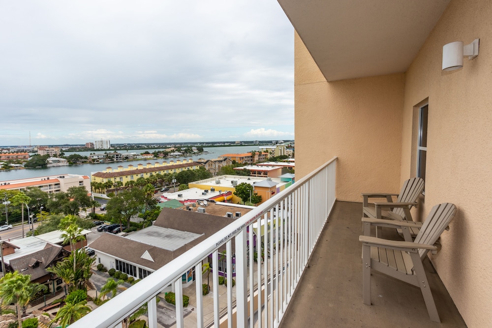 Hampton Inn & Suites Clearwater Beach in St. Petersburg Clearwater