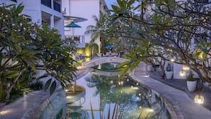 2 outdoor pools