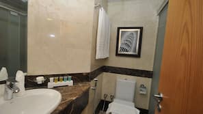 Douche, articles de toilette gratuits, sèche-cheveux
