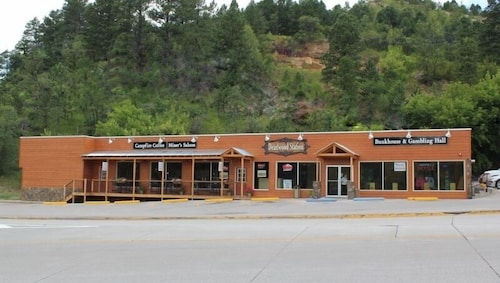 Property grounds, Deadwood Station Bunkhouse