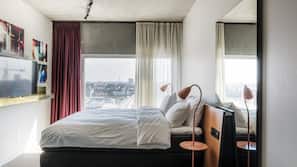Premium bedding, in-room safe, free WiFi, linens